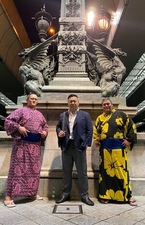 2023年6月、親方(中央)と仲良く並ぶ千代獅子(左)に千代天富(Xより)