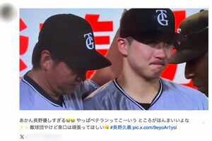2025年7月17日のヤクルト戦で、泉口友汰選手を慰める長野久義選手の様子がXで称賛された