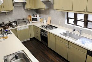 仕事場でもあるキッチン。大好きなラジオを聴きながら、仕事をすることが多い。ラジオは各部屋に1台ずつ置いてある　写真協力／石澤真実