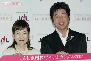 2004年4月「JAL銀婚旅行ベストカップル2004」に選出された五十嵐淳子さんと中村雅俊
