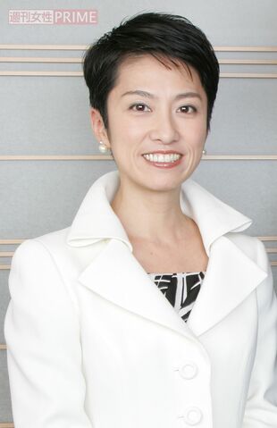 デコルテが大きく開いた“おなじみの”白ジャケット姿の蓮舫