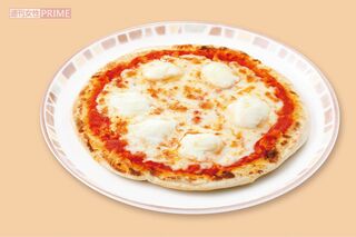 水牛のモッツァレラチーズを使用したシンプルピザ。『マルゲリータピザ』通常サイズ400円
