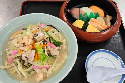 温泉街で食べる魚介たっぷりのちゃんぽん。握り寿司とのマリアージュも!?