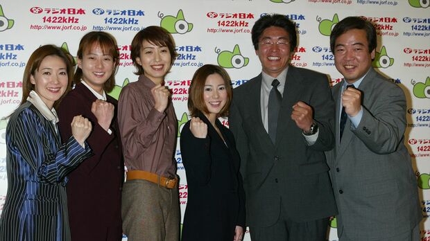 '03年、ラジオ日本の新ワイド番組記者発表会に登壇した若林氏（右端）。魚住りえらとともに臨んでいた