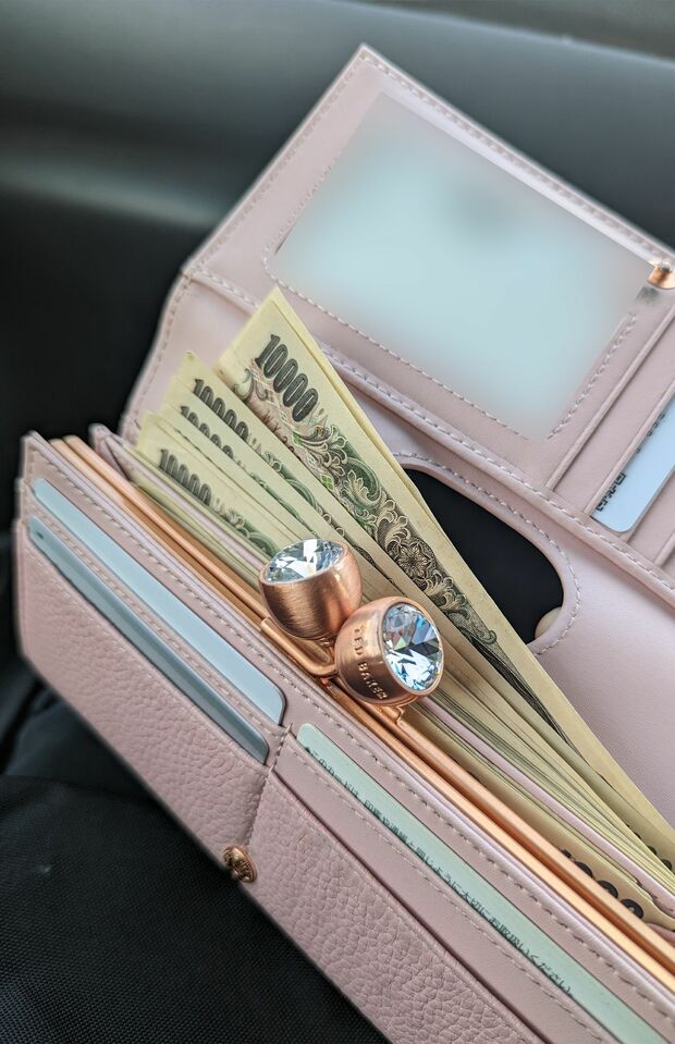 写真は20万円が入った財布。永田さんの教えどおり、小銭は小銭入れに入れてお札とは別に