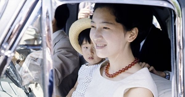 陛下(左)の運転で軽井沢をドライブされる2歳の皇太子さまと美智子さま('62年8月)