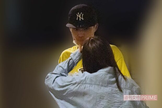 顔を寄せ合う中田圭祐と元E-girls・稲垣莉生