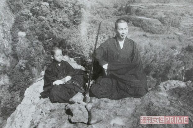 山に登り、崖を背にして、目の前には真剣を立てて座禅する『刀岳の禅』の様子