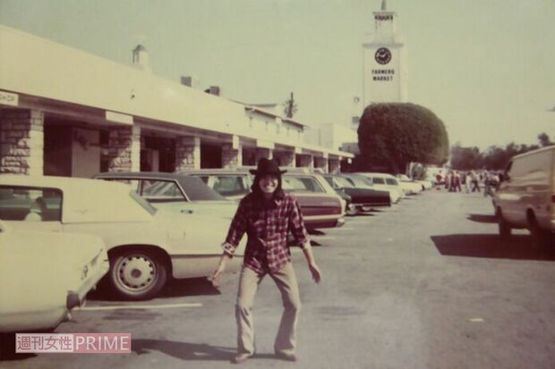 ’74年にロスのファーマーズマーケット時計塔での記念写真（蔭山さん提供）