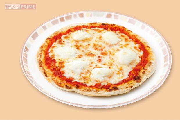 水牛のモッツァレラチーズを使用したシンプルピザ。『マルゲリータピザ』通常サイズ400円