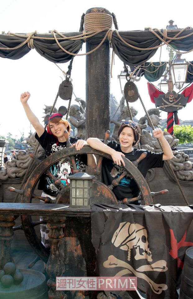 海賊船の操舵部をイメージしたフォトロケーションはとってもリアルな造りで、気分は海賊！　撮影／伊藤和幸　(c)Disney