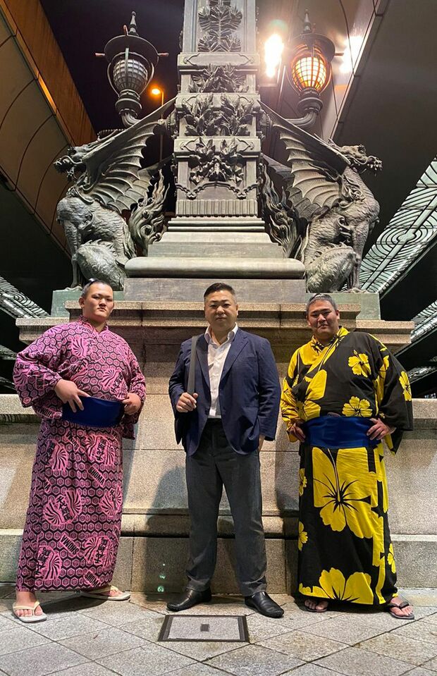 2023年6月、親方（中央）と仲良く並ぶ千代獅子（左）に千代天富（Xより）