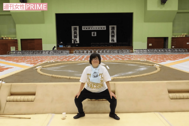 完成した土俵の前で、どすこ〜い！by和田靜香