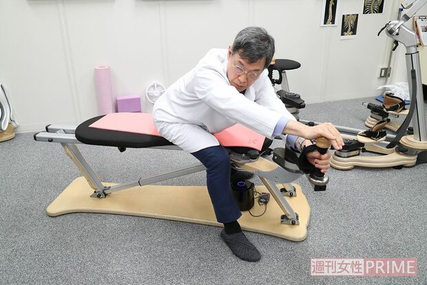 GYROTONIC（R）の器具を実践する白澤先生　撮影／近藤陽介