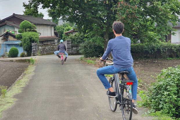子どもたちも自然の中で遊んだり、農作業をしたりと田舎暮らしになじんでいる