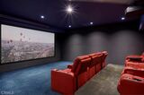 ミニシアターも完備（米・不動産チェーン『Redfin』ホームページより）
