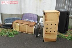 容疑者宅付近で無造作に捨てられている粗大ゴミ。こういう場所から持ち帰っていたのか