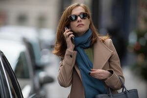 ショックを受けるような出来事にも、怒りはするが取り乱さず、ただ静かに対処法を考えていくミシェルが強く美しい　(c) 2015 SBS PRODUCTIONS – SBS FILMS– TWENTY TWENTY VISION FILMPRODUKTION – FRANCE 2 CINÉMA – ENTRE CHIEN ET LOUP