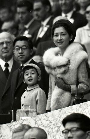 '64年10月、東京五輪のマラソンを観戦される皇太子ご一家（当時）。この57年後、浩宮さまは天皇に即位され、東京五輪の開会式で宣誓を行われた。