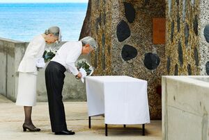 「戦後70年」の節目にパラオの「西太平洋戦没者の碑」に献花された両陛下（'15年4月）