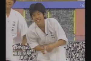 瓦割りに挑戦した当時15歳の二宮和也。「脱臼しそうだった」と苦しい表情