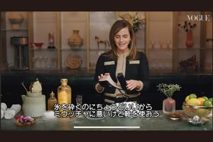 PLADAのヒールで布に包んだ氷を砕くエマ・ワトソン（『VOGUE』YouTubeチャンネル）