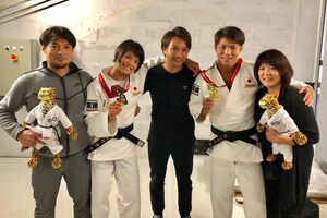 仲よしで有名な阿部一家。中央の長男は国家公務員（詩のSNSより）