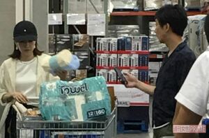 ラフすぎて芸能人のオーラのない飯塚と、純白のジャケットに黒いキャップを合わせた一見、矢田亜希子似な雰囲気の妻