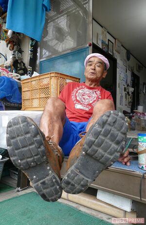 40年以上履いているという登山靴は、すり減った靴底に古タイヤを切って貼りつけている
