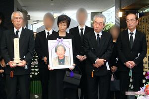 '15年、志村けんさんの母・和子さんの葬式で揃った志村3兄弟。左から長男知之さんと妻のサヨ子さん、次美佐男さん、三男けんさん