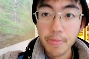 舌を出したりウインクしたり（本人のユーチューブチャンネルより）