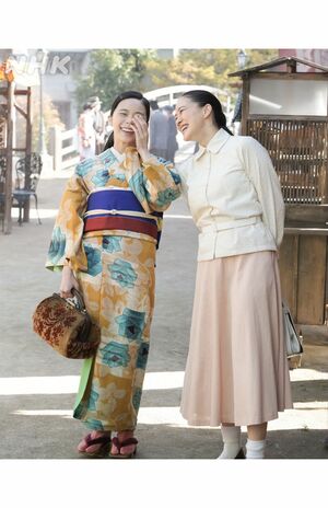 ヒロインを演じる趣里と“憧れの先輩”役の蒼井優は今作が初共演（公式Xより）