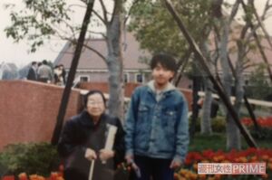 20歳の真保青年と祖母。いつもほがらかな祖母からは大きく影響を受けたという