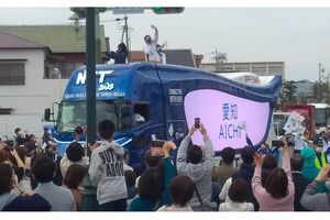 聖火リレーと共に全国を回るキャラバン隊。かなり“密”に見える(インターネットより)