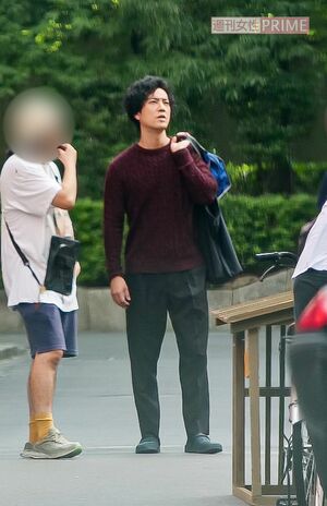 2024年9月中旬、ドラマ『Qrosの女』撮影に臨んだ桐谷健太。ホテルから現場に到着すると、男性スタッフから説明を受けていた