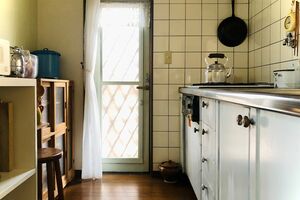 築27年の戸建てのキッチン。長くここに立って家族のために大量の料理を作ってきたが、今は夫のために1日1回立つだけに　写真／小暮涼子さん本人