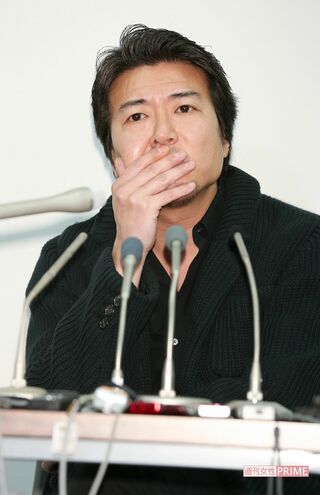 小泉今日子との関係について記者会見を開く豊原功補(2018年2月)