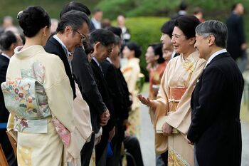 10月29日、秋の園遊会で天皇、皇后両陛下と懇談する吉田鋼太郎