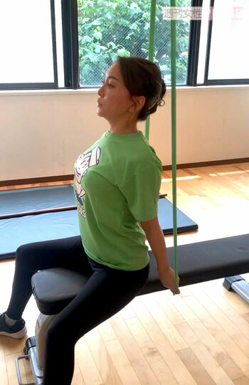 しっかり胸を開くトレーニングで身体を整えます　提供／加藤綾菜