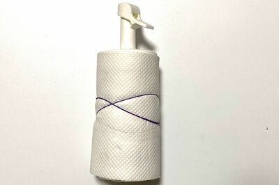 サラダ油やごま油の出しすぎを防げる、セリアの極細オイルボトル。キッチンペーパーを巻くことで、ベタつきなく使用できる