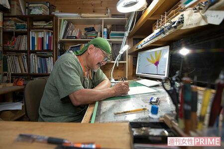 仕事場にて。「今はひとりで描く」と守村さん　撮影／伊藤和幸