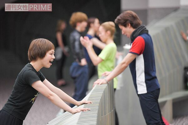 【3】14:30キャスト全員、会場のロビーに集まってウォーミングアップを開始。バレエの基本的な動きや、『キャッツ』の劇中歌『メモリー』の歌詞を“母音だけ”で歌ったあと、普通の歌詞に戻して歌うという四季独自の発声練習で終了。すべてを1時間かけて行う　撮影／渡邊智裕