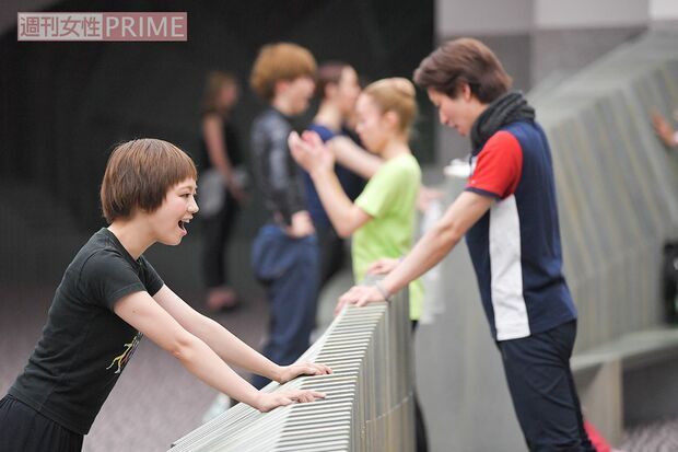 【3】14:30キャスト全員、会場のロビーに集まってウォーミングアップを開始。バレエの基本的な動きや、『キャッツ』の劇中歌『メモリー』の歌詞を“母音だけ”で歌ったあと、普通の歌詞に戻して歌うという四季独自の発声練習で終了。すべてを1時間かけて行う　撮影／渡邊智裕