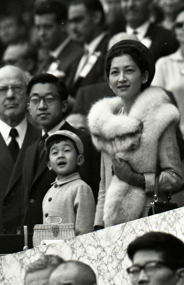 '64年10月、東京五輪のマラソンを観戦される皇太子ご一家（当時）。この57年後、浩宮さまは天皇に即位され、東京五輪の開会式で宣誓を行われた。