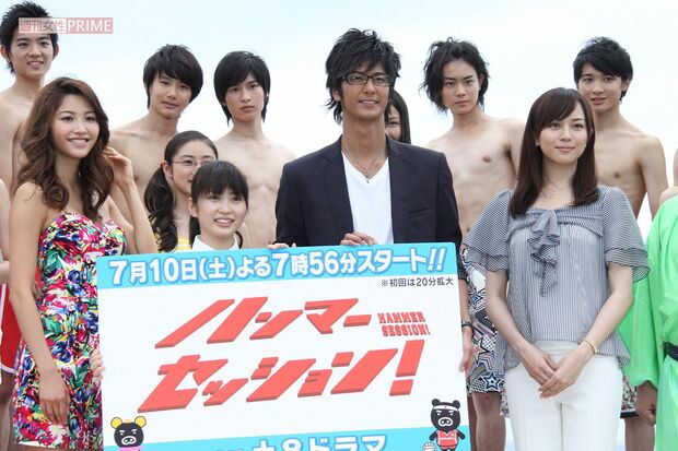 速水もこみちがずっこけた!『ハンマーセッション！』の後列右に菅田将暉、中央に野村周平、左に竜星涼と豪華メンバーがなぜか半裸の制作発表