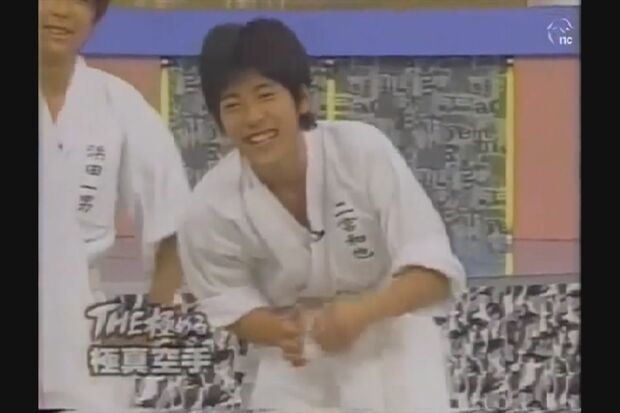 瓦割りに挑戦した当時15歳の二宮和也。「脱臼しそうだった」と苦しい表情