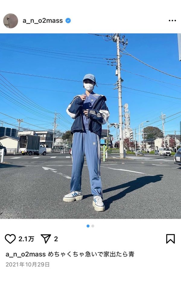 全身ブルーのアディダスに身を包んだあのちゃん(本人インスタグラムより)