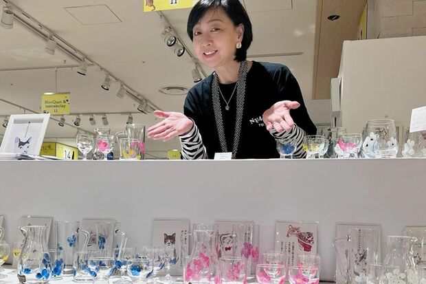 ガラスデザイナーとして手がけたものや、百貨店での北欧雑貨のポップアップショップなど幅広く活躍（本人のInstagramより）