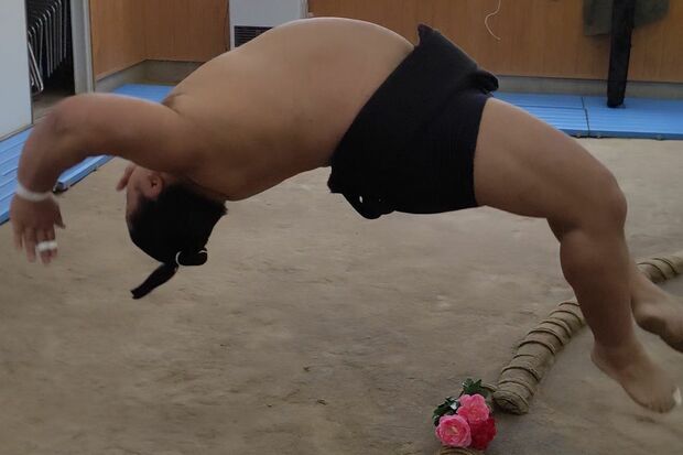 120kgの身体で連続10回のバク転もできるという富栄さん。