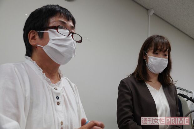 仙台地裁に提訴後、佐藤弁護士とともに鈴木さん（左）は記者会見を開き、「声を上げられない被害者はたくさんいる」と訴えた